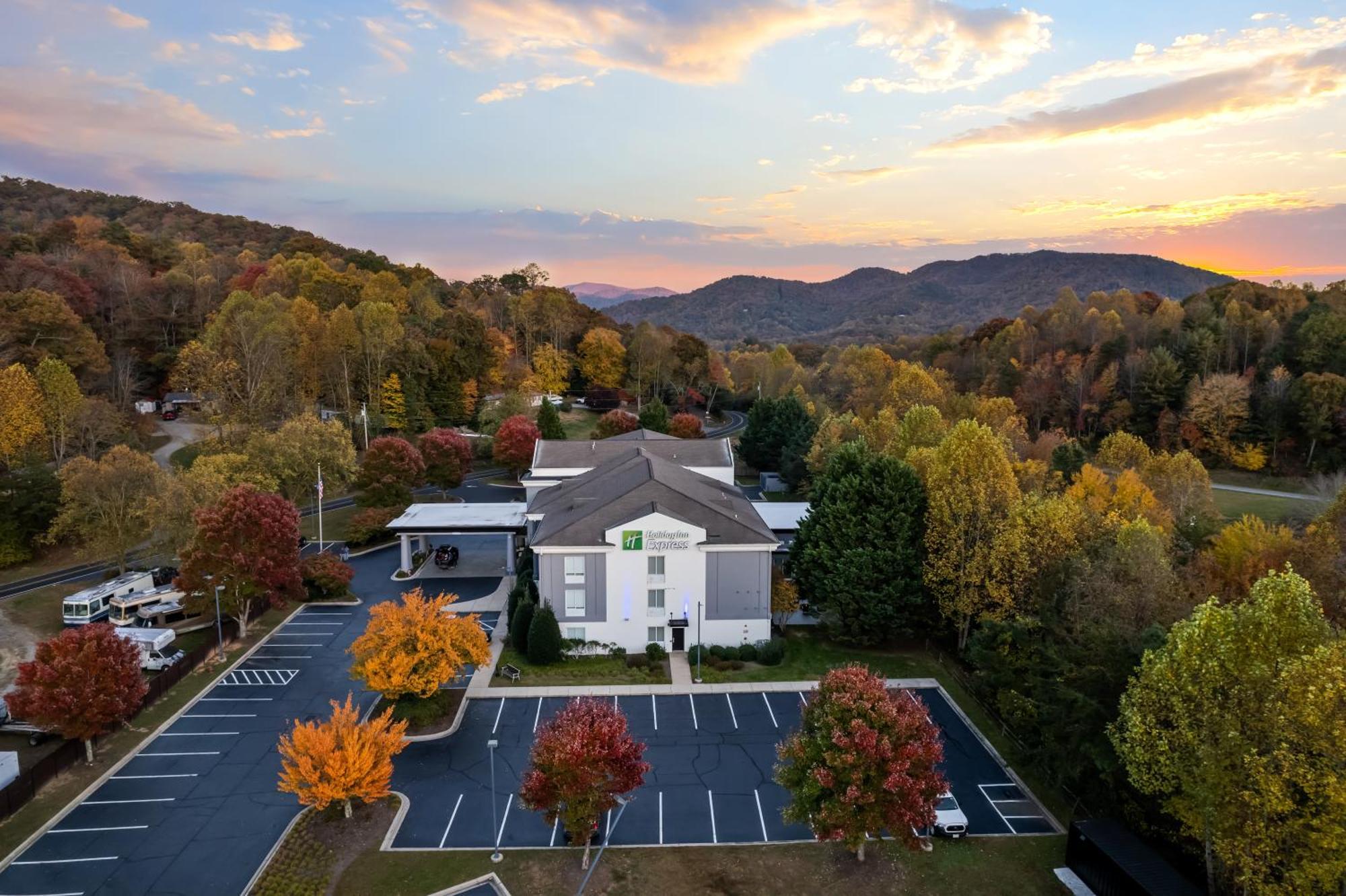 Holiday Inn Express & Suites Sylva / Dillsboro By Ihg Exterior photo